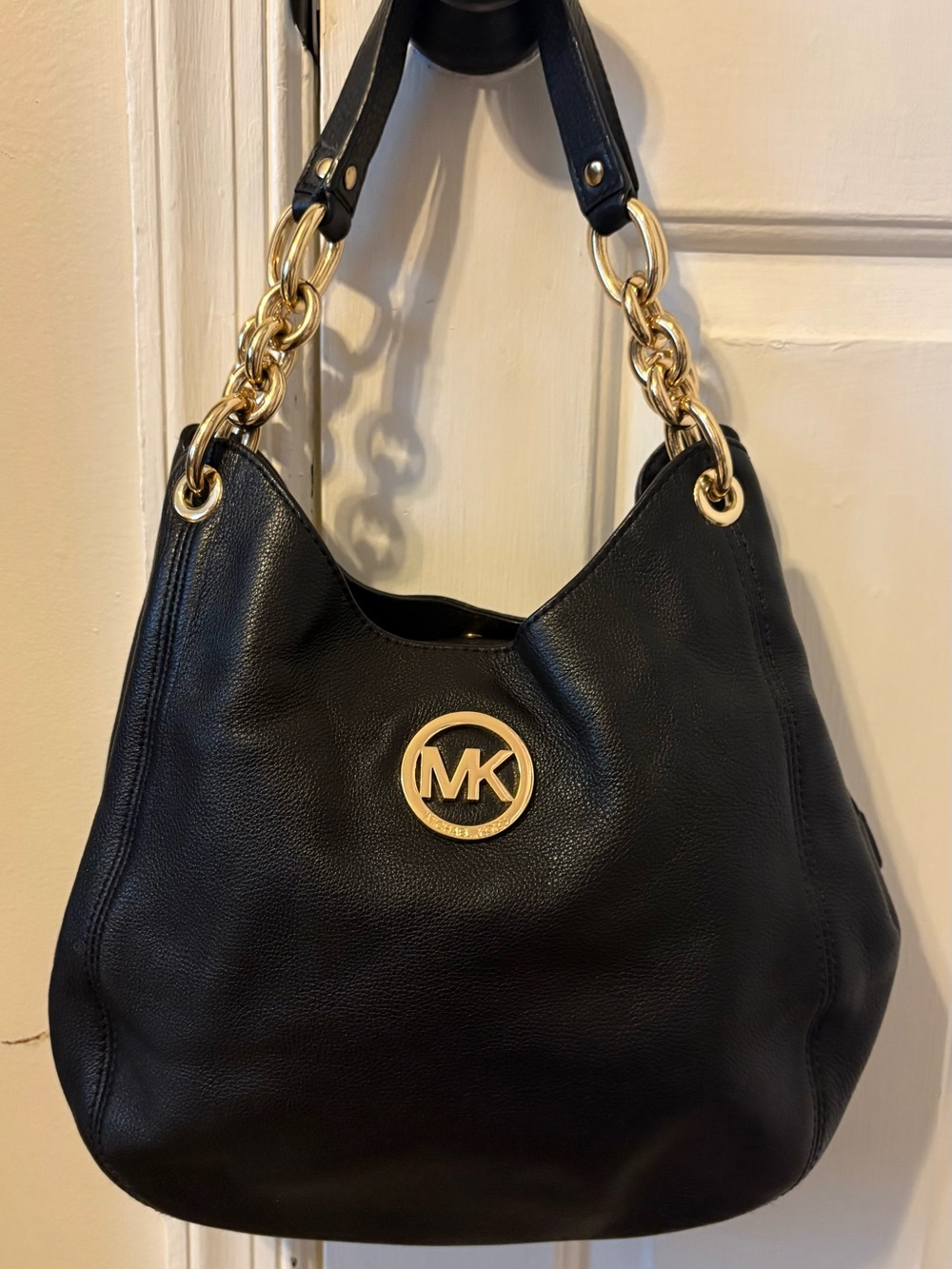 MICHAEL KORS FULTON
SHOULDER HANDBAG...Black Leather Bag with Gold Hardware